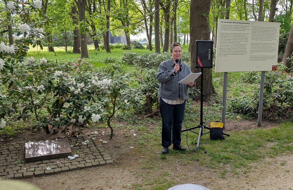 Gedenkveranstaltung homosexuelle NS-Opfer - KZ-Gedenkstätte Neuengamme 4. Mai 2025 - Ansprache Mira-Kristin Saitzek (Stadtqueergang)