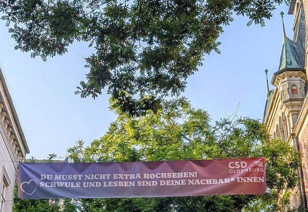 Du musst nicht extra hochsehen! Schwule und Lesben sind deine Nachbar*innen - CSD Oldenburg 2025